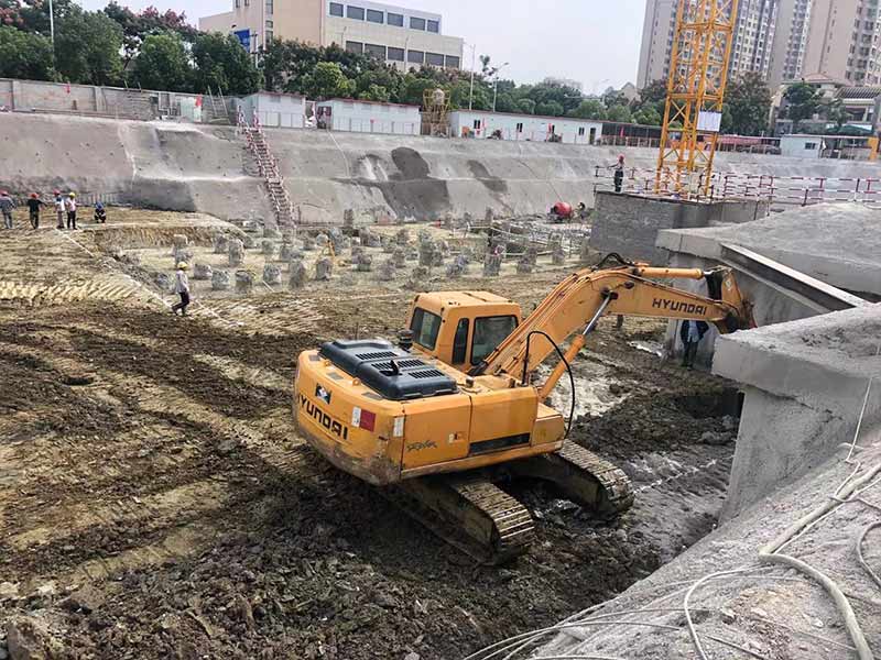 土石方機械通過橋梁時應(yīng)采取低速檔慢行